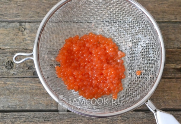Промыть икру в сите