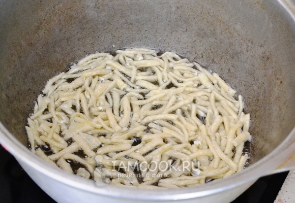 Положить кусочки теста в горячее масло