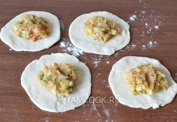 Положить на кружок теста начинку