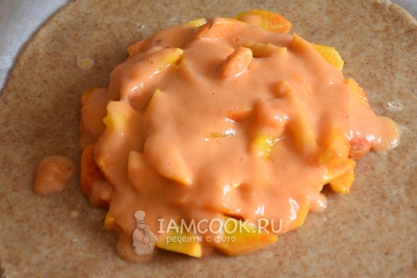 Полить персиковым пюре