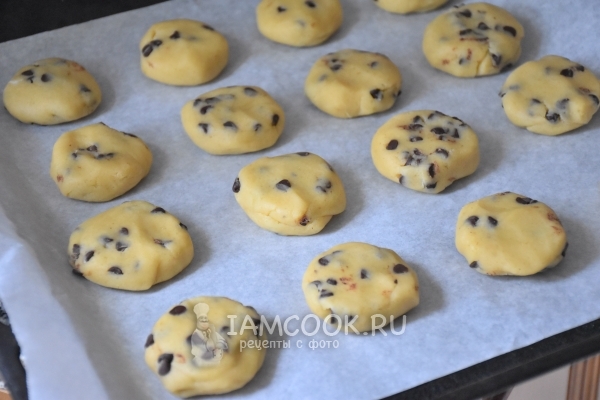 Выложить заготовки печенья на противень
