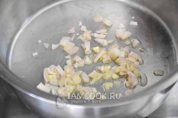 Обжарить лук