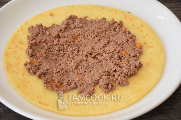 Положить на блин начинку