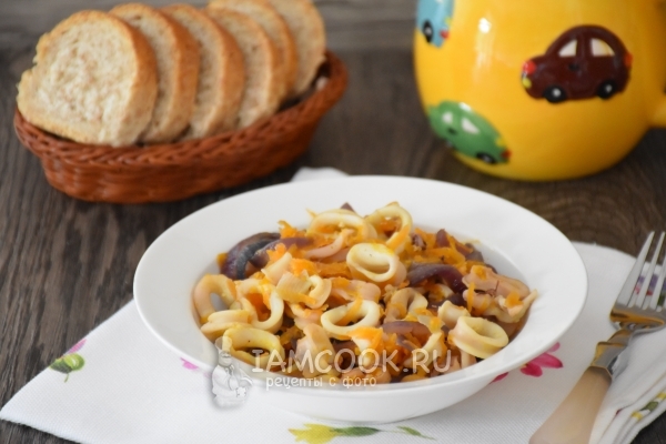 Фото тушёных кальмаров с морковью и луком