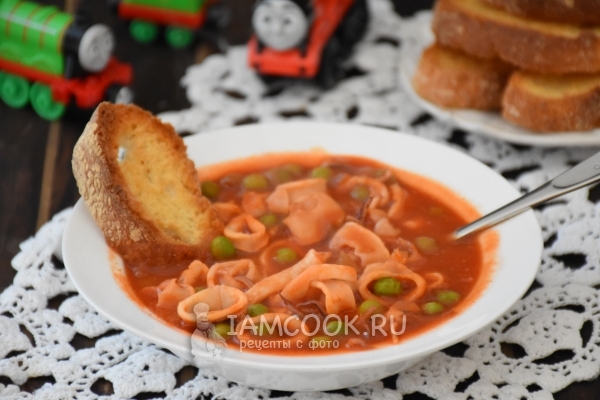 Фото густого томатного супа с кальмарами и зеленым горошком