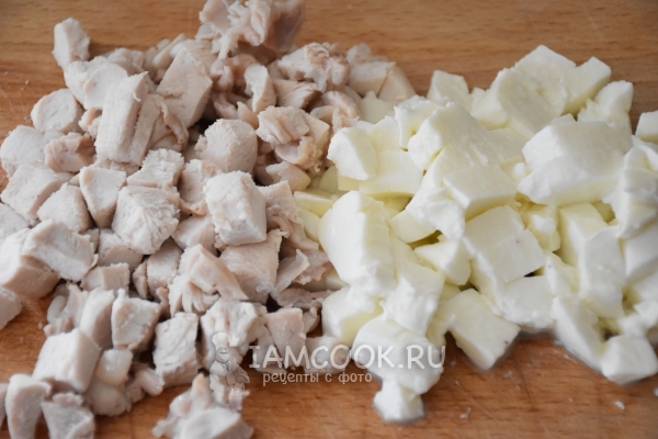 Порезать мясо и сыр