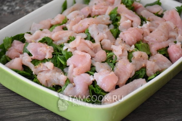 Положить кусочки мяса