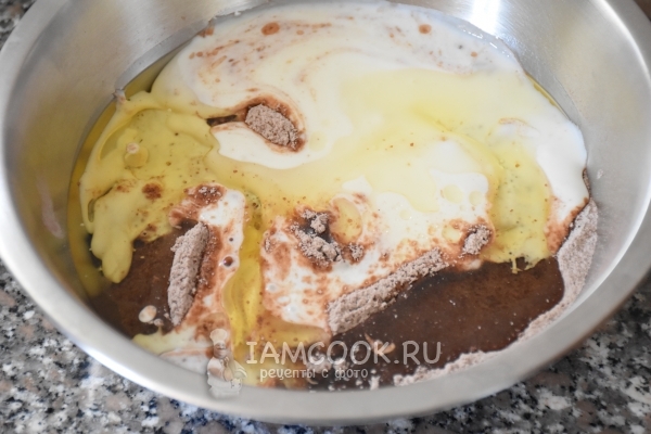 Влить кефир и масло