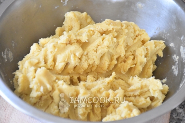 Всыпать муку и взбить тесто