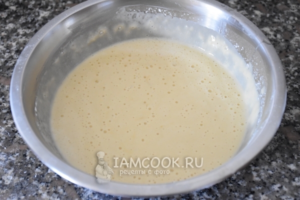 Всыпать сухую смесь и размешать тесто