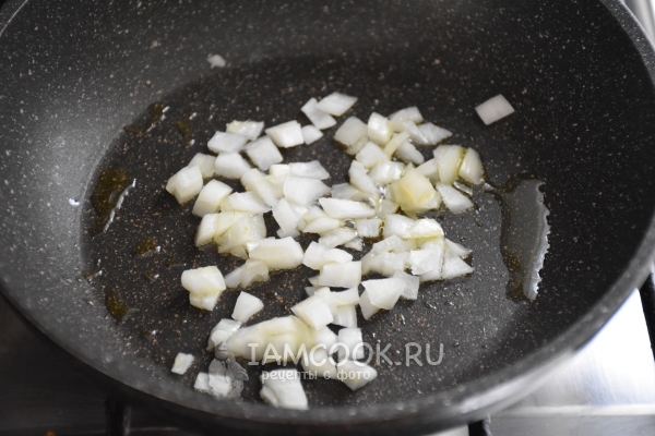 Обжарить лук