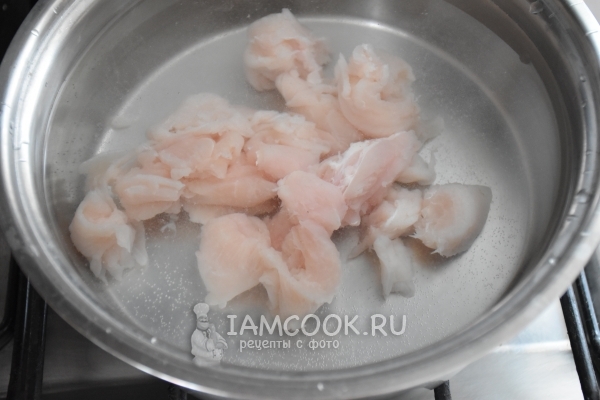 Положить куриное филе в кастрюлю с водой