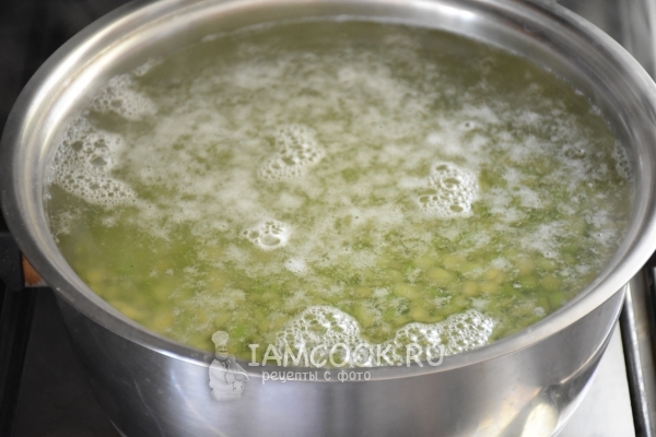 Положить горох в кастрюлю с водой