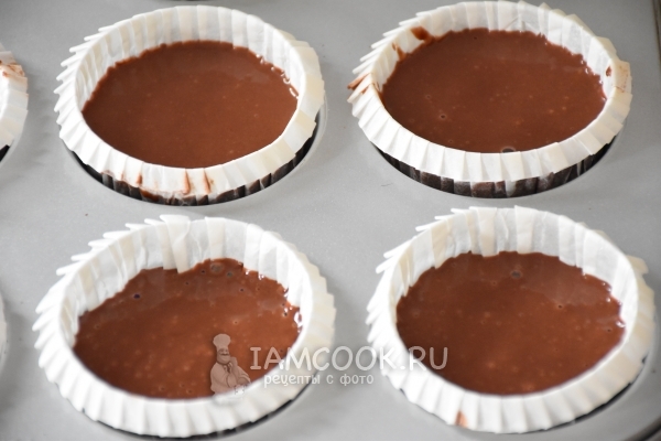 Разлить тесто по формочкам