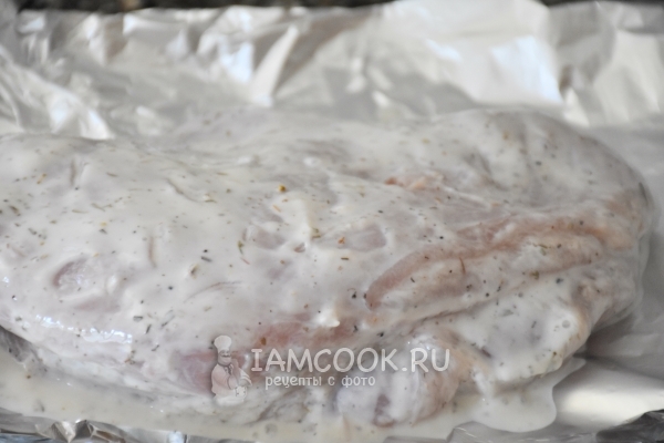 Выложить мясо в маринаде на фольгу