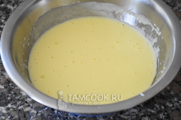 Взбить йогурт с яйцами и маслом