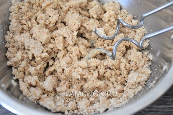 Влить воду и размешать тесто