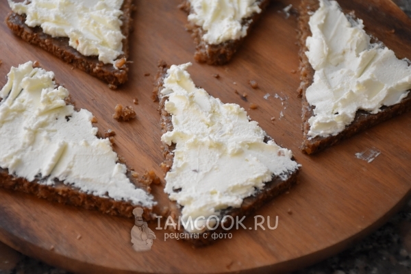 Намазать хлеб сыром