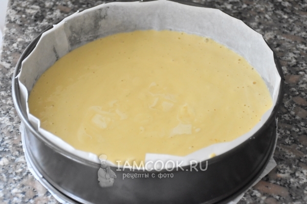 Перелить тесто в форму