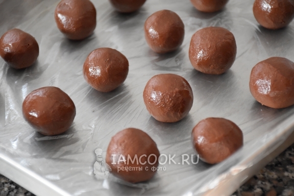 Скатать из шоколадной массы шарики