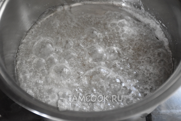 Вскипятить воду с сахаром