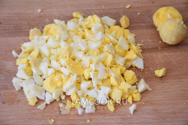 Порезать яйца