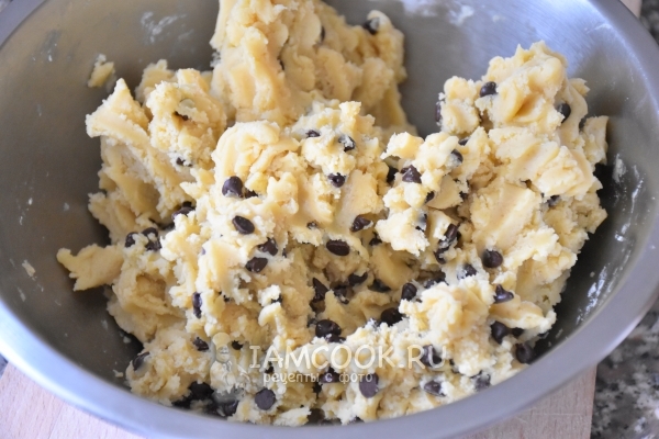 Размешать тесто с шоколадными каплями