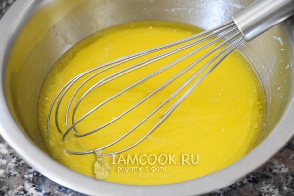 Соединить масло, яйцо и молоко