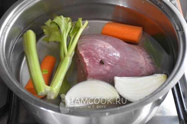 Положить в кастрюлю сердце и овощи