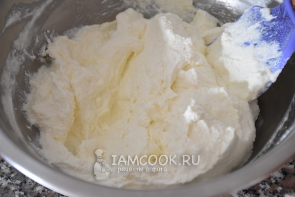 Соединить сливки с сырной массой