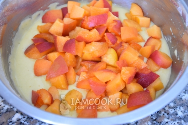 Положить абрикосы в тесто