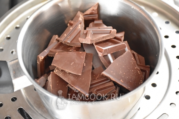 Поломать шоколад на кусочки