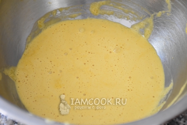 Взбить желтки с сахаром