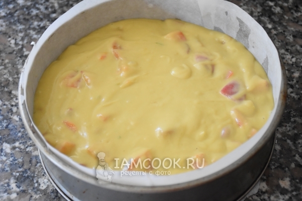 Переложить тесто в форму