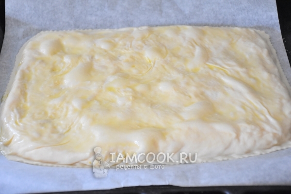 Смазать верх пирога маслом