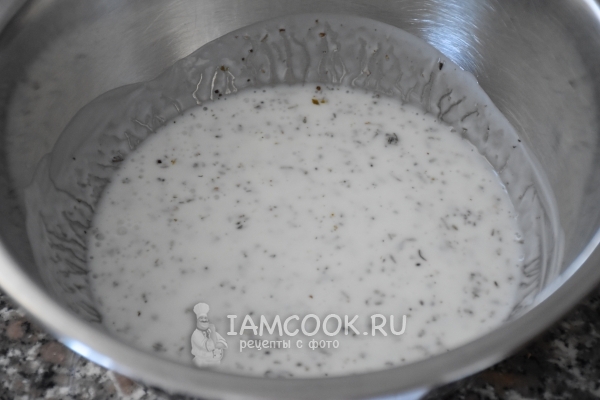 Смешать кефир с соком лимона, солью и специями