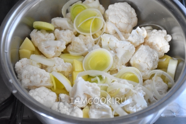 Добавить лук, картофель и цветную капусту