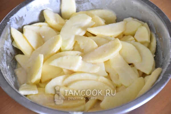 Положить яблоки в тесто