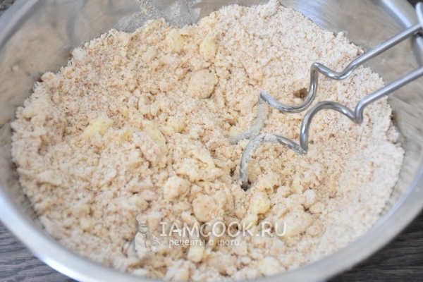 Соединить муку с маслом