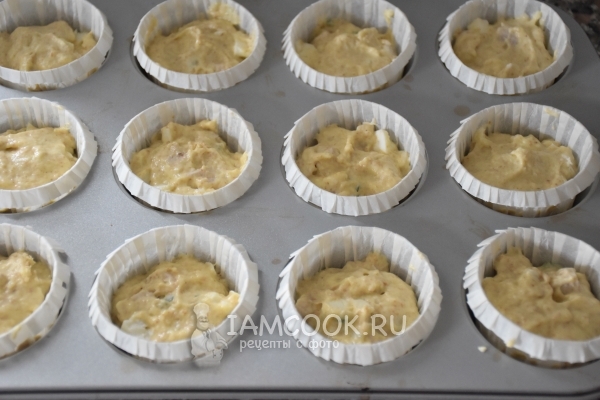 Положить тесто в формочки