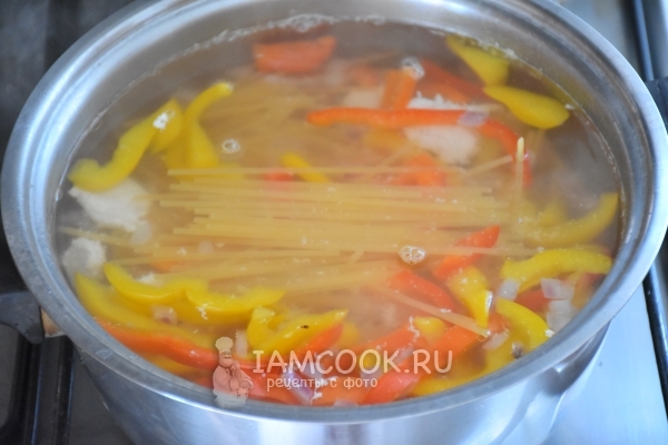 Положить вермишель