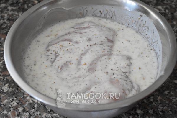 Положить мясо в кефир