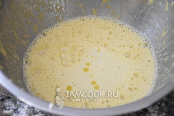 Влить воду и масло