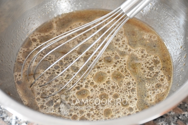 Влить воду, масло и сок лимона