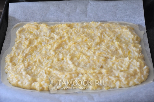 Выложить на тесто начинку