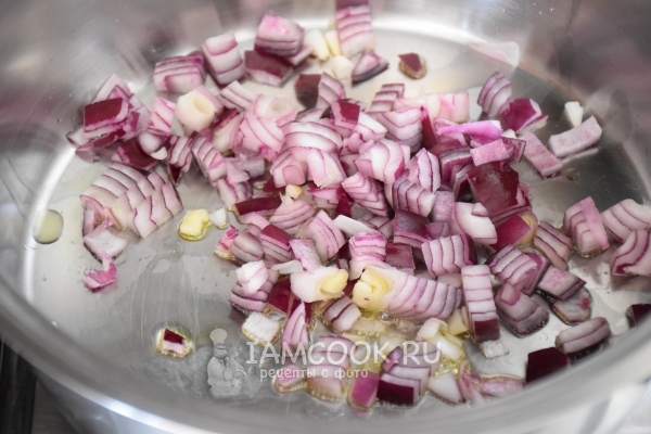 Обжарить лук