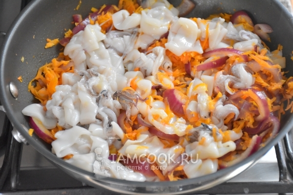 Положить кальмаров к овощам