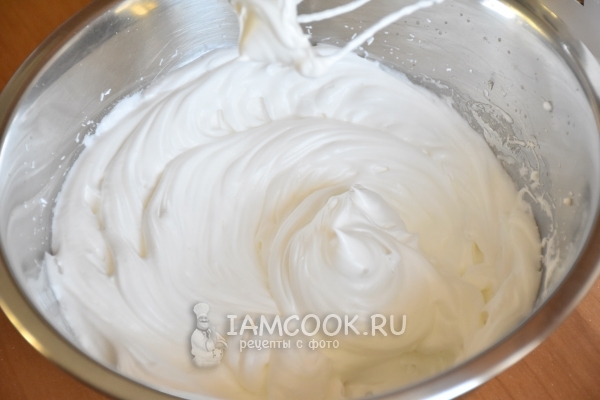 Взбить белки с сахаром