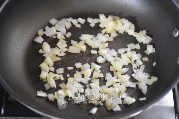 Обжарить лук