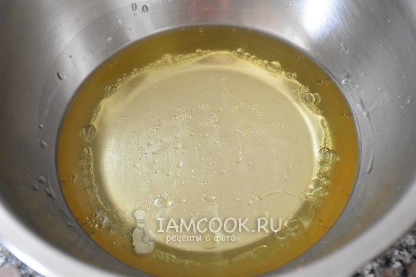 Соединить масло, кипяток и соль